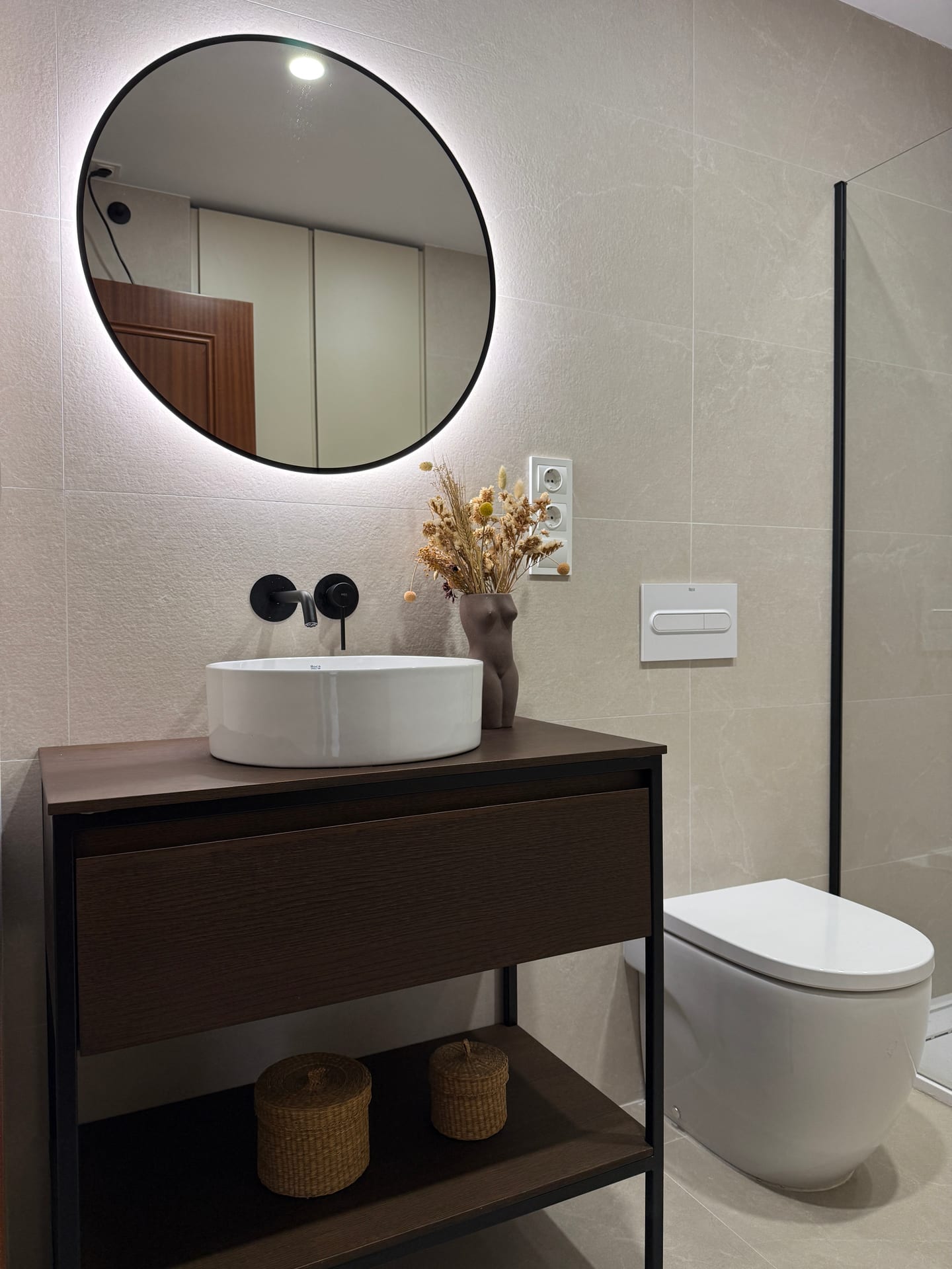 Mueble de lavabo en madera con espejo retroiluminado e inodoro suspendido