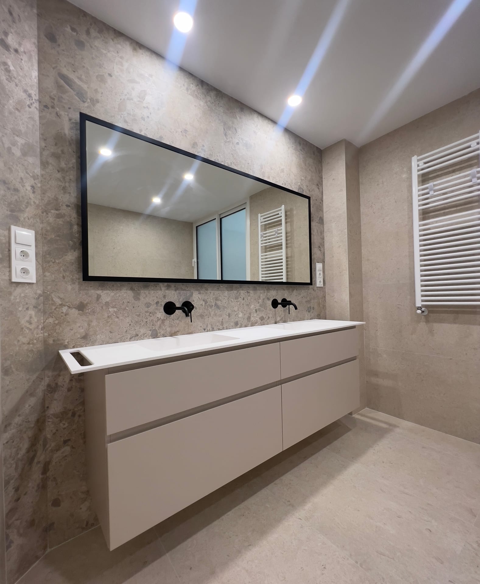 Baño en tonos terrazo en Valencia