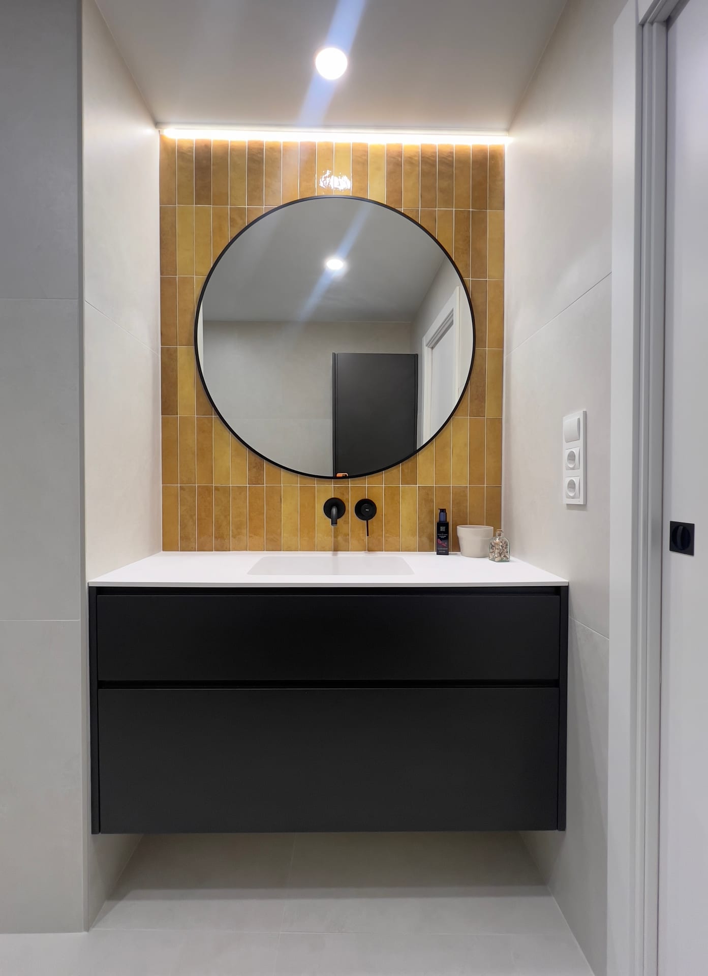 Baño con cerámica mostaza en Valencia