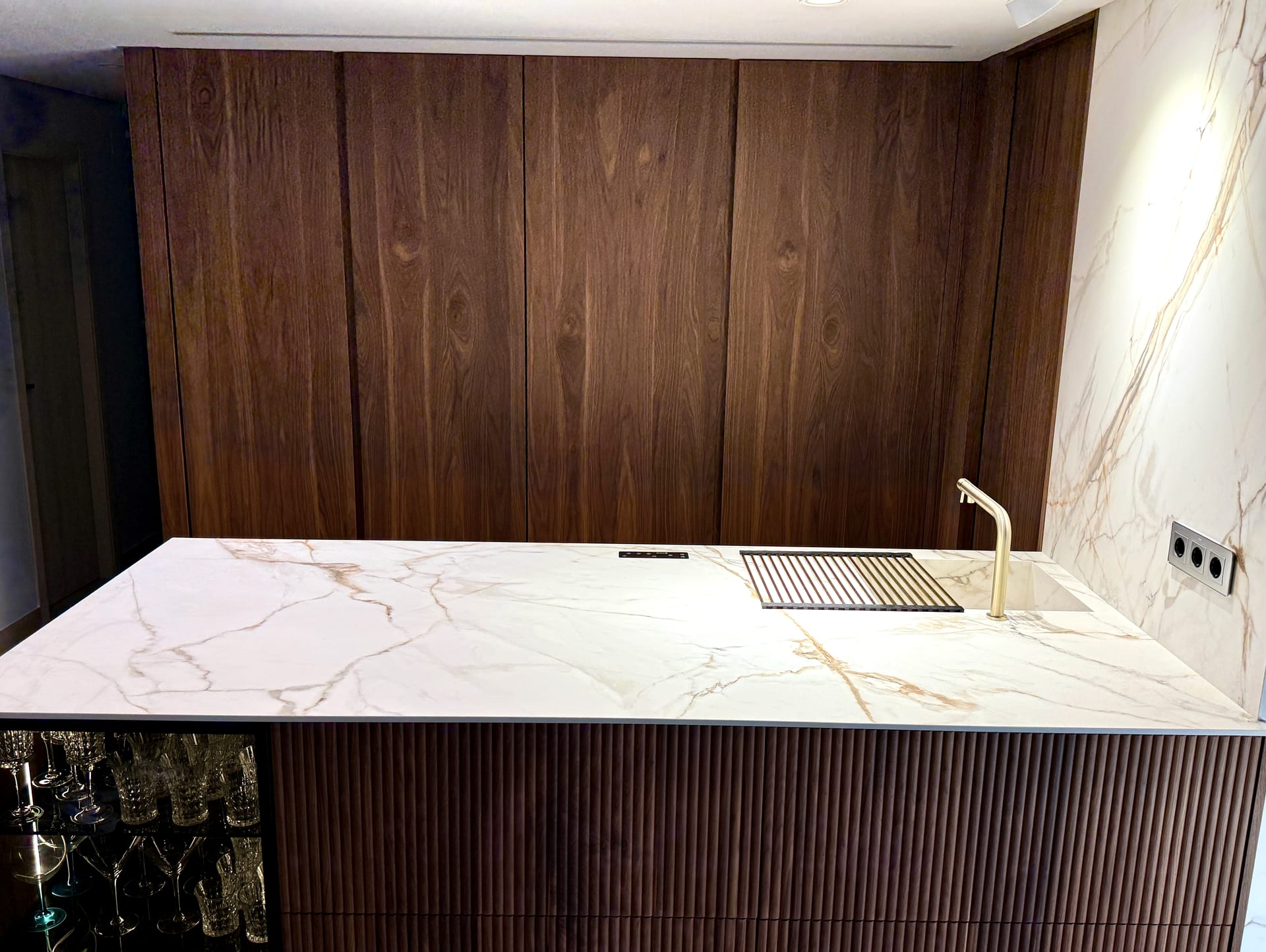 Encimera de Calacatta Gold con cocina invisible y fregadero integrado