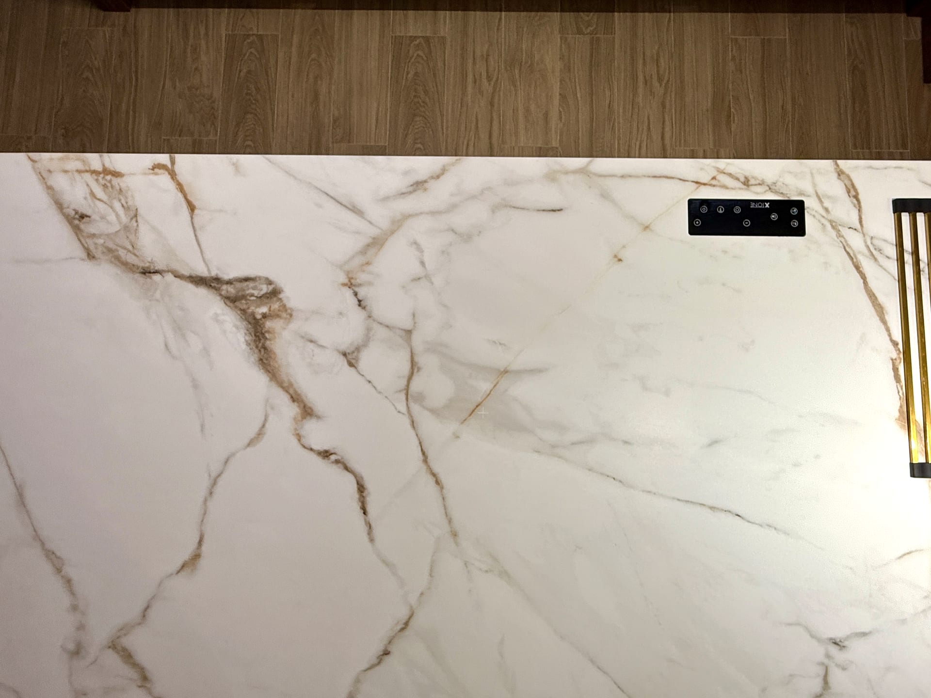 Detalle de la cocina invisible: placa de inducción integrada sin fuegos a la vista