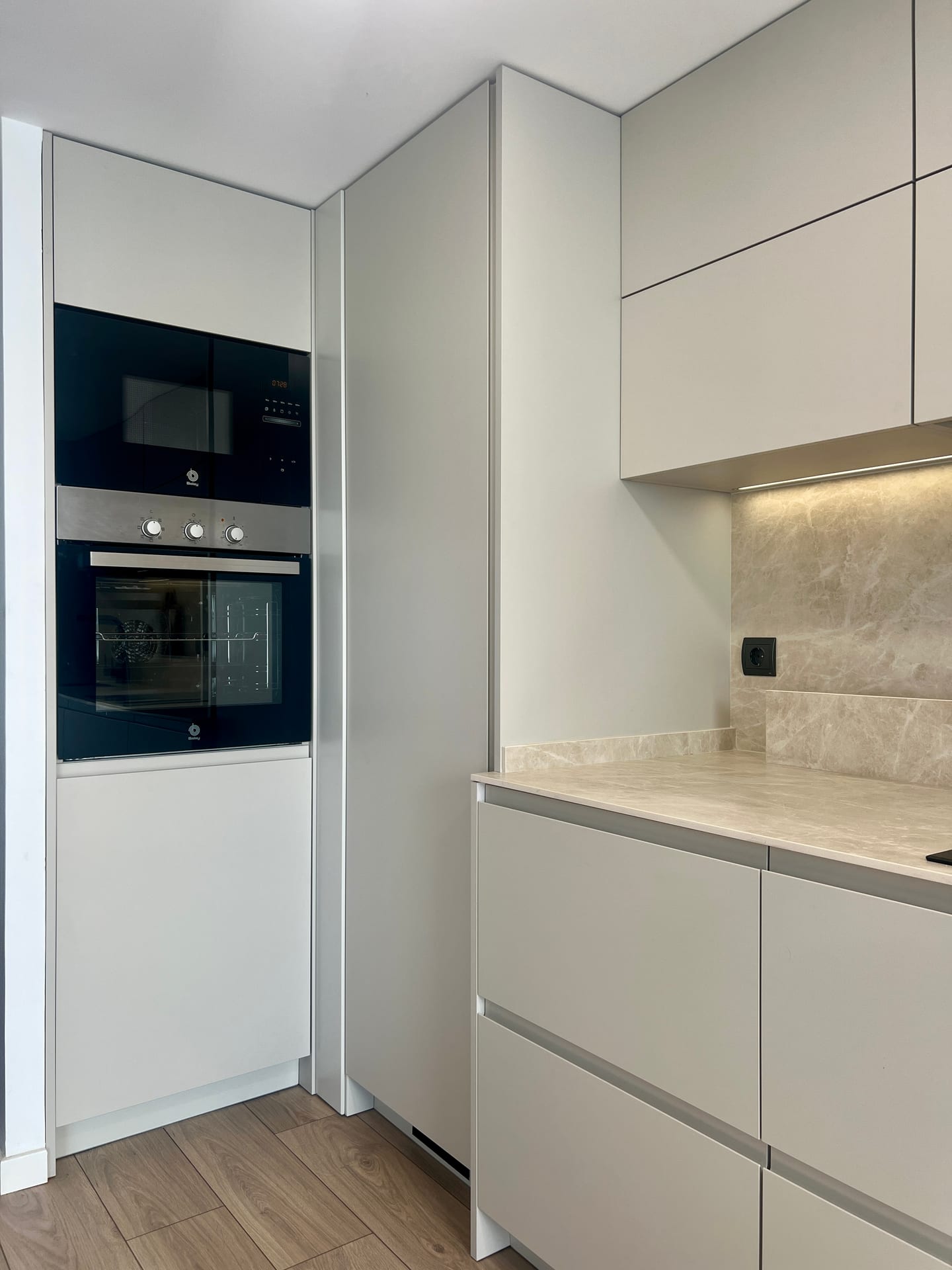 Columna con horno y microondas integrados