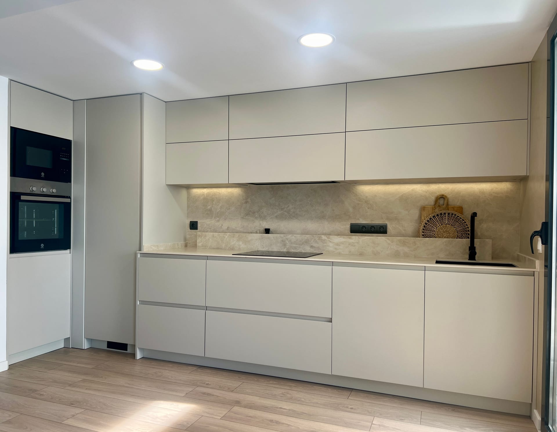 Cocina lineal en tonos neutros
