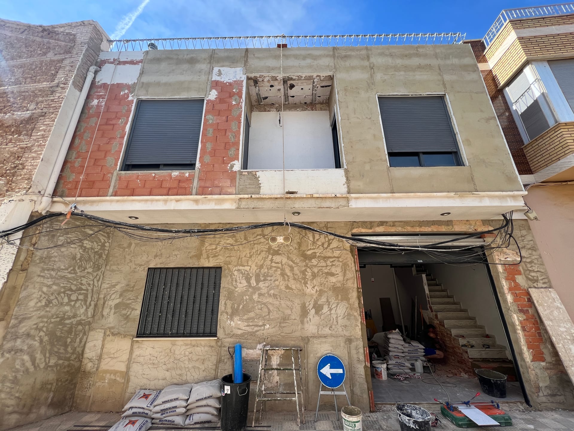 Fachada original deteriorada antes de la rehabilitación